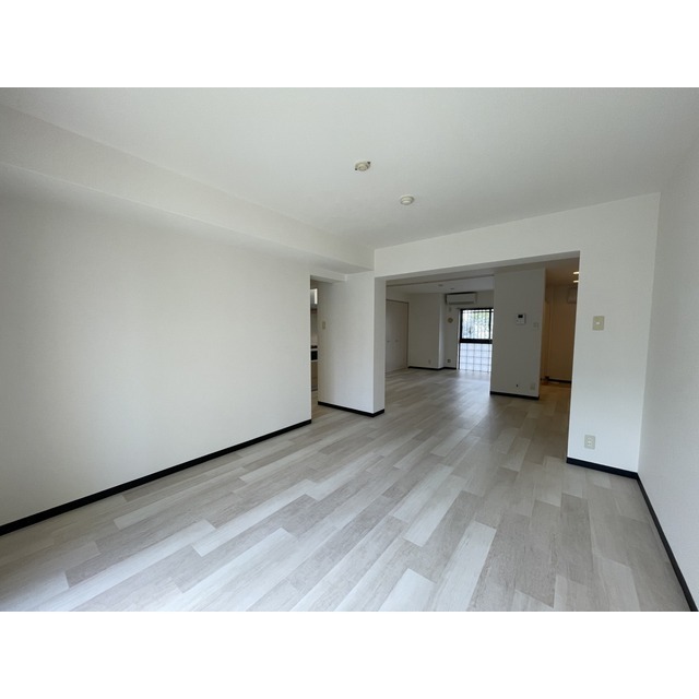 ポム・ドゥ・パン102号室 内観