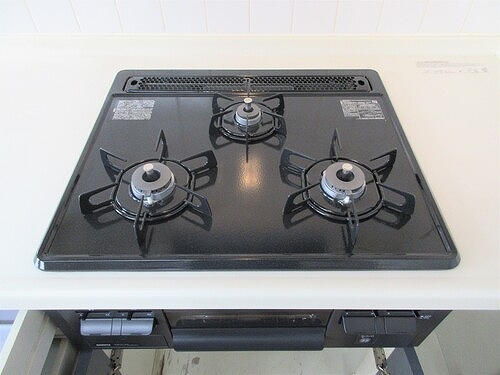 ライオンズマンション湘南江の島 3口ガスコンロ　キッチン　前回募集時／2024年7月の写真