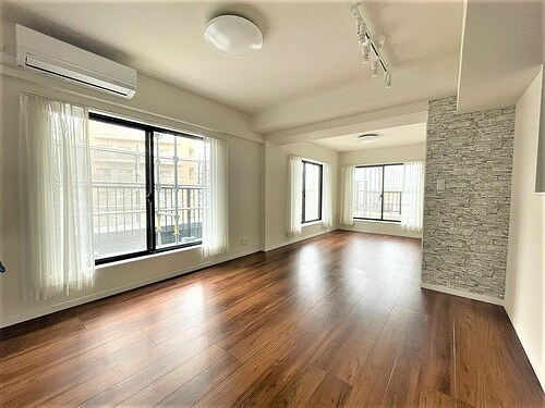 ライオンズプラザ川口本町 リビングダイニングキッチン　約18.1畳　内装後