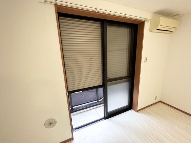 グラード101号室 窓シャッター