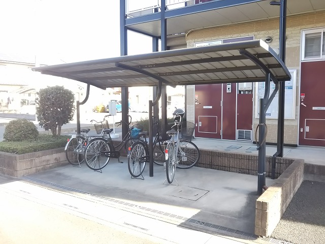 レオパレスアロージョ208号室 屋根付き駐輪場