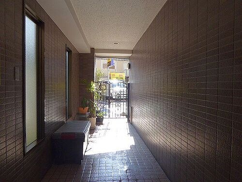 コンフォールハイム1階 エントランスアプローチ   ※前回募集時2021.1撮影