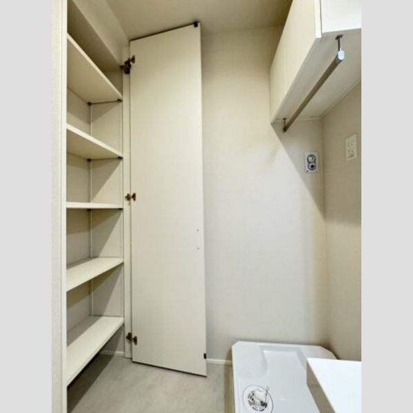 グリナージュ　リリア101号室 洗面所にも収納あります♪
