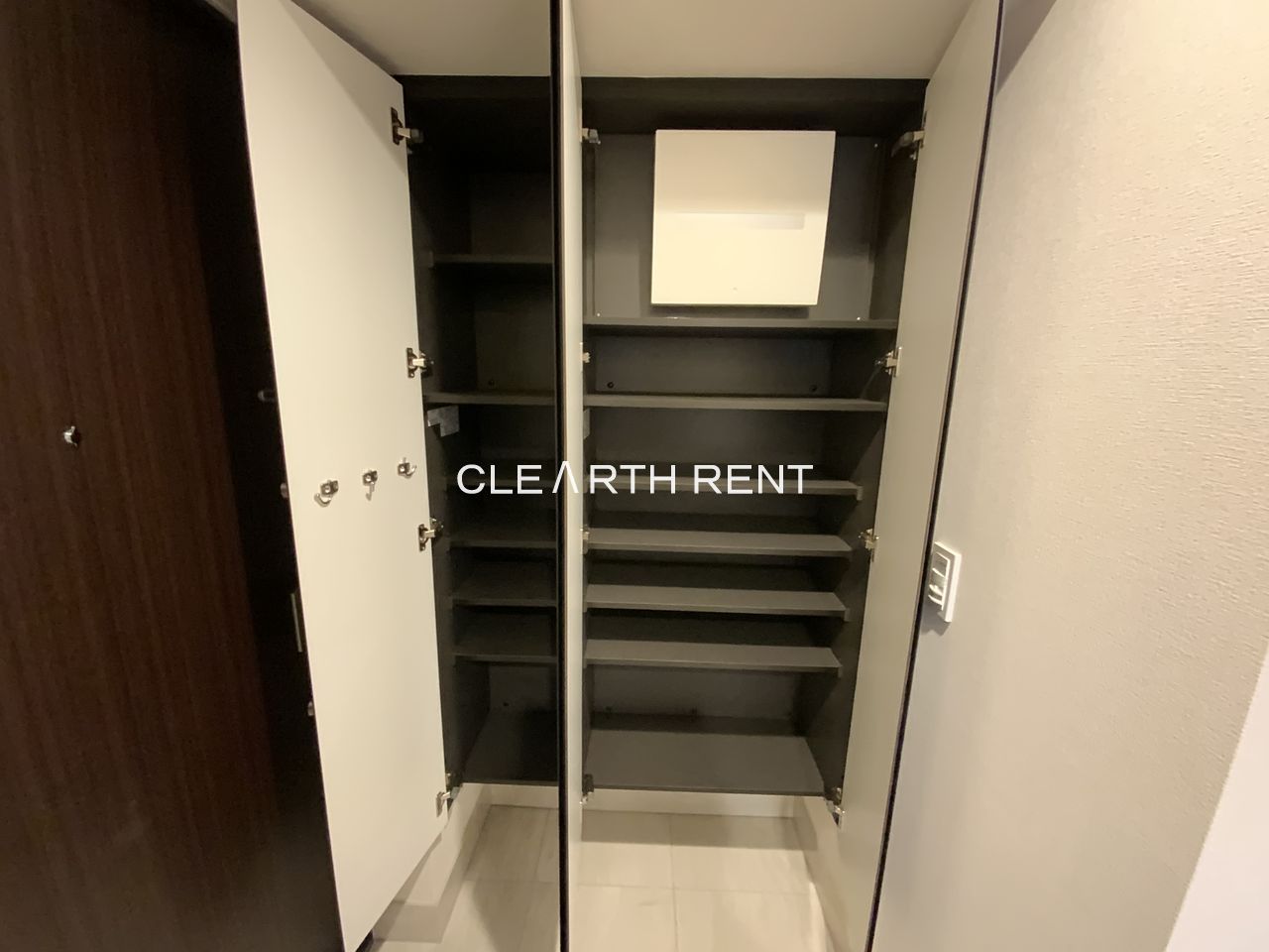 コンシェリア麻布 ＰＬＡＴＩＮＵＭ ＳＱＵＡＲＥ10階 シューズボックス