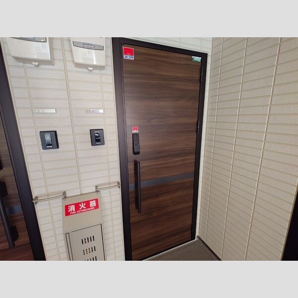 Auspicious　House303号室 玄関