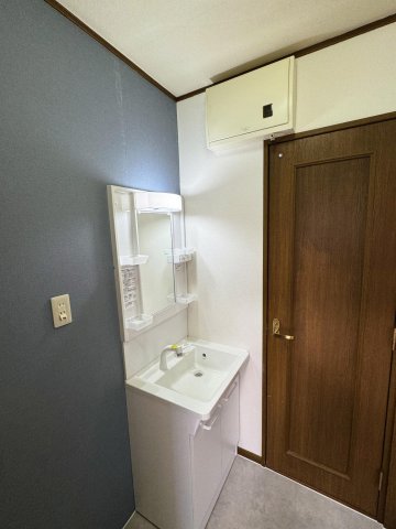 柏市みどり台 戸建 ◆ 新品の化粧洗面台に交換済み。シャワーノズル引き出し可能