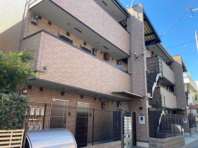 グランクオール朝霞3階 3階建ての重厚感のある建物です