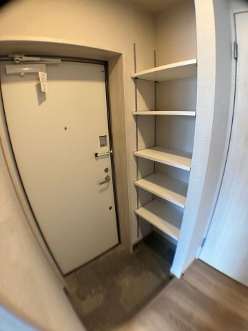 Bellevue石名坂 玄関を入ると沢山の靴を収納できる可動棚があり便利