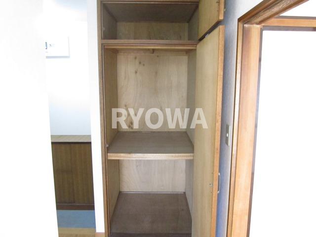 小菅4丁目賃貸住宅 【玄関横収納】 掲載の写真は退去前の写真となります。