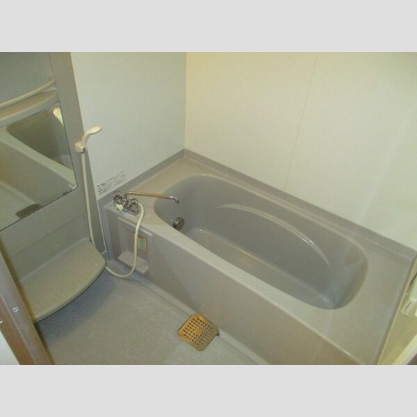 ヴィラ パルテール203号室 バス