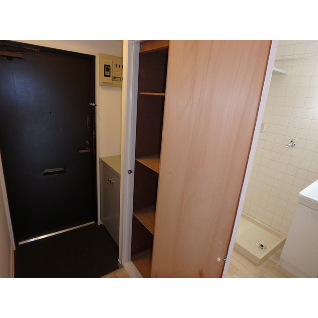 鳩ヶ谷ヒルズ105号室 玄関