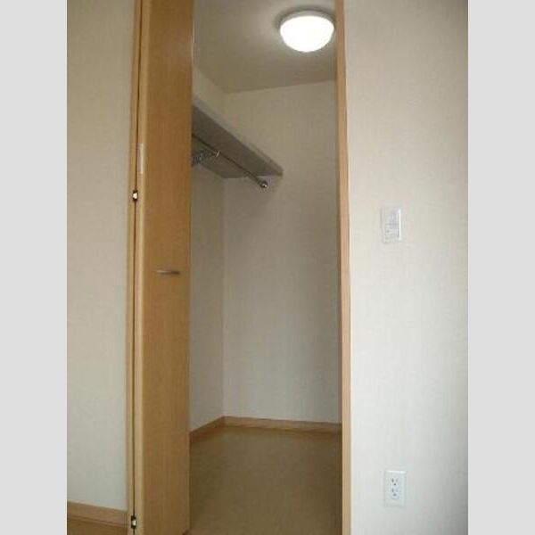 リビエラ102号室 収納たっぷりのウォークインクローゼット付き