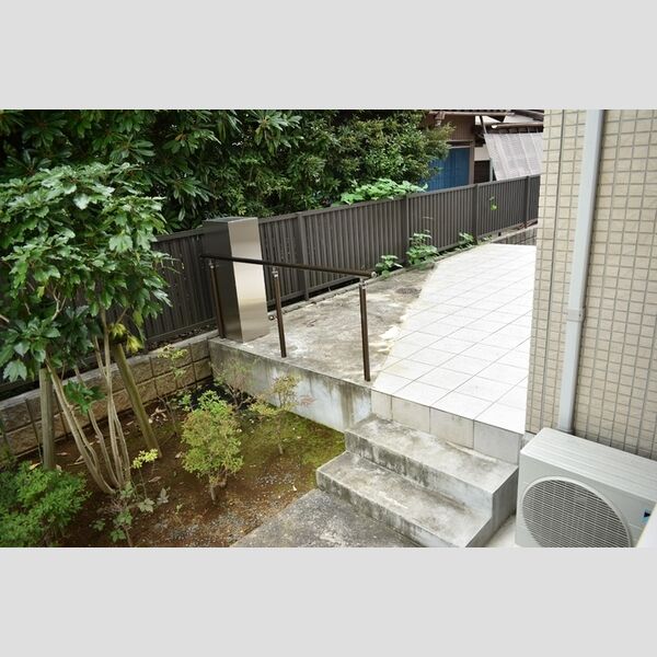 ルミエール ガーデン102号室 専用庭