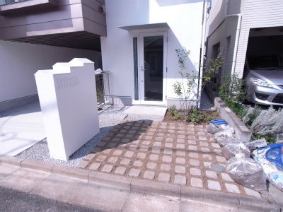 サンドイッチアパートメント1階 エントランス