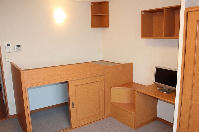 レオパレスマシェリ305号室 寝室