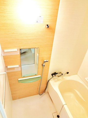 グランドハイツ原宿302号室 洗い場と浴槽が別のシャワールーム