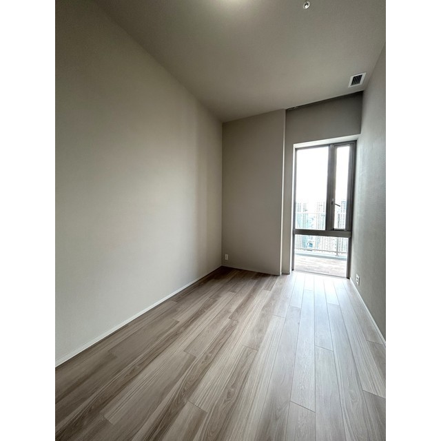 ＨＡＲＵＭＩ　ＦＬＡＧ　ＳＵＮ　ＶＩＬＬＡＧＥ　Ｔ棟5010号室 洋室7.5帖　2025年8月撮影