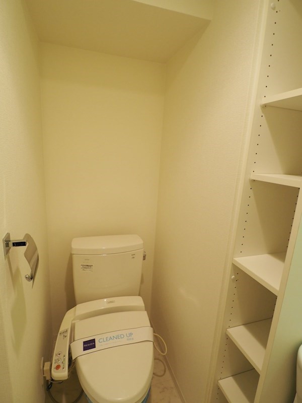 レジディア四谷三丁目2階 トイレ