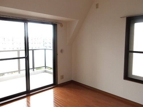 レクセルマンション川越大手町5階 洋室約5.1畳、バルコニー　※2025年6月撮影