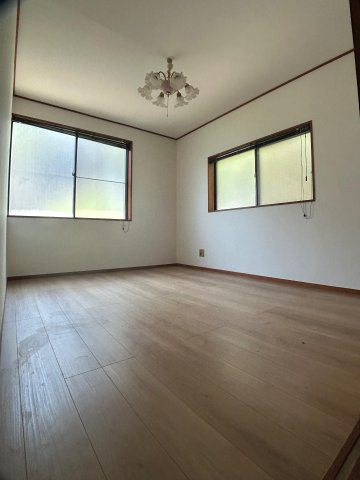 白旗4丁目戸建て 4DK 2階階段登って右手前の部屋