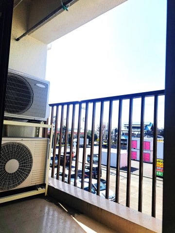 グランドハイツ原宿302号室 日当たり良好。屋根付きベランダ