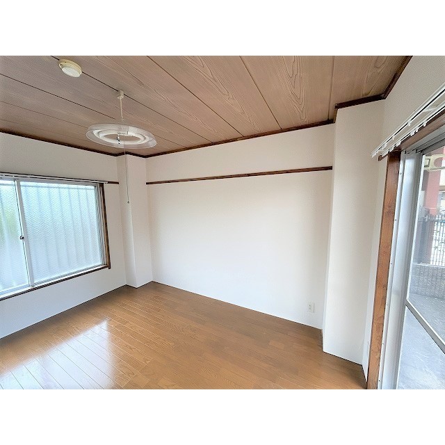 ウモーレ（UMOORE）0101号室 リビング