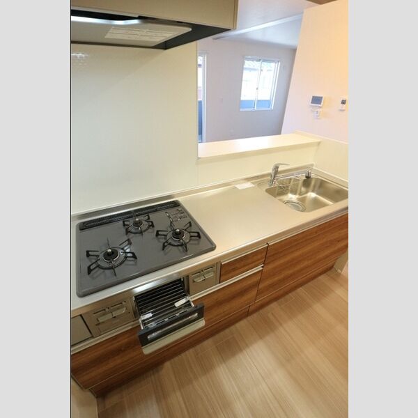 ハイピクチャー　　E棟302号室 ガスコンロ3口　グリルも付いてます