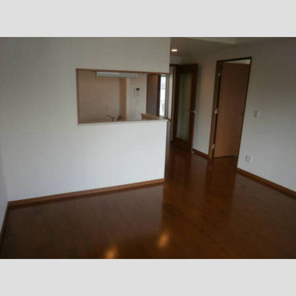 ハック北戸田クレシア 13帖、広々LDK。写真の後ろ手は、隣の洋室と繋がるバルコニー。