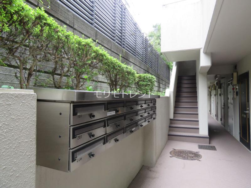 クレッセント三軒茶屋地下1階 メールコーナー