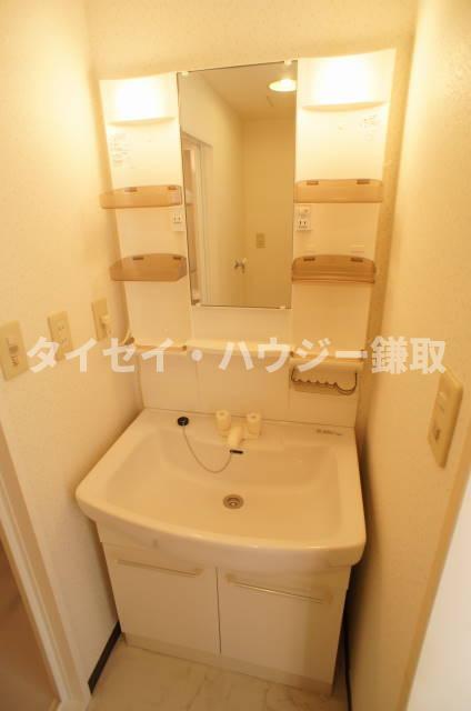 オーシャンビュー参番館0503号室 あると便利な洗面台です