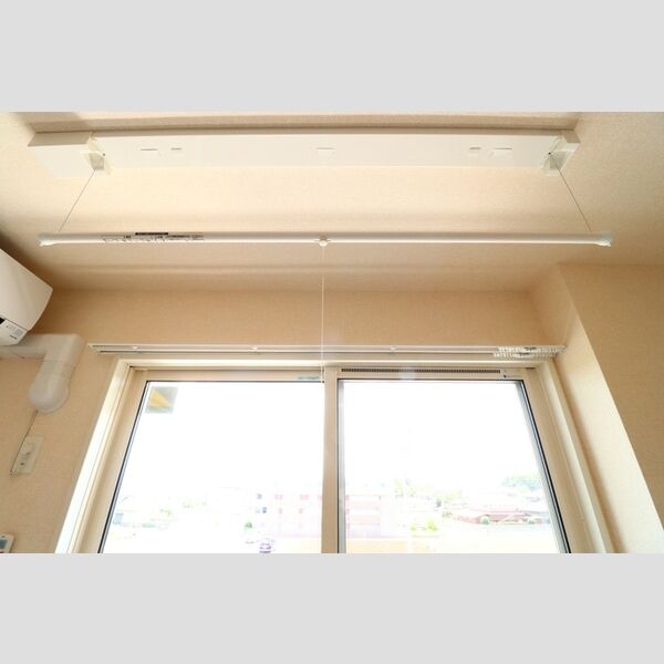 ローズ　ハーモニー305号室 室内物干し(洋室9帖)