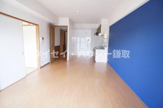 ラフィーネ・なかにし アクセントクロスでオシャレなお部屋です。日当り良好！