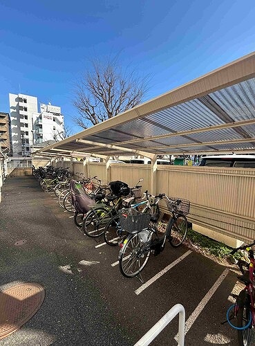 高尾パークハイツＡ棟11階 駐輪場　※2026年3月の写真