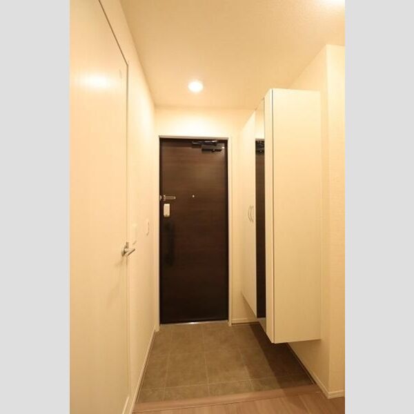 セジュール春日町2 玄関に鏡付シューズBOX