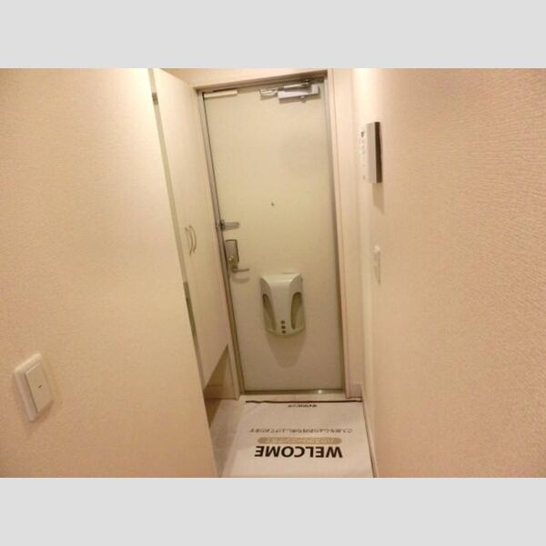 レムロード・M106号室 玄関