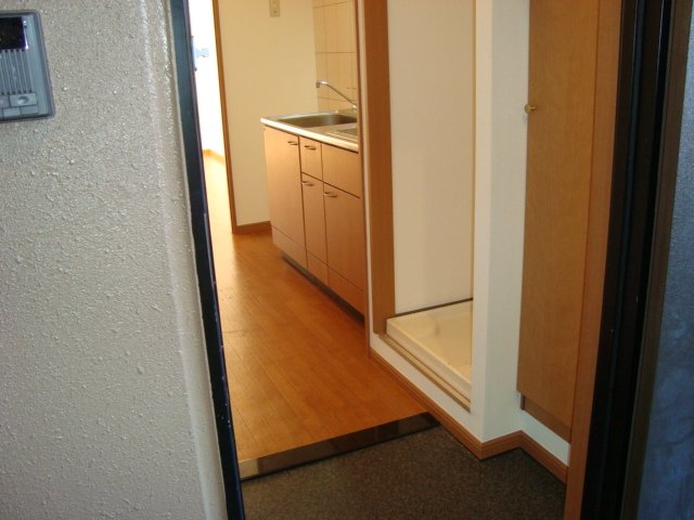 ポスト・マローネ00202号室 玄関