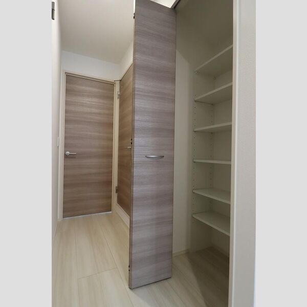 カーサ　フィオーレ小竹町201号室 廊下の収納