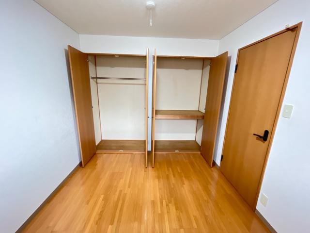 シャイニングｉｎ青葉Ⅱ101号室 北側洋室収納