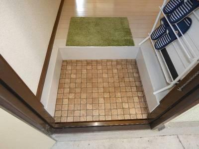 グランデュール白楽202号室 玄関脇には小ぶりな下駄箱