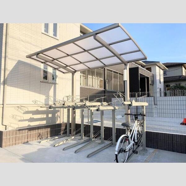 オリヴィア山手106号室 屋根付き駐輪場は上下2段式に整列駐輪