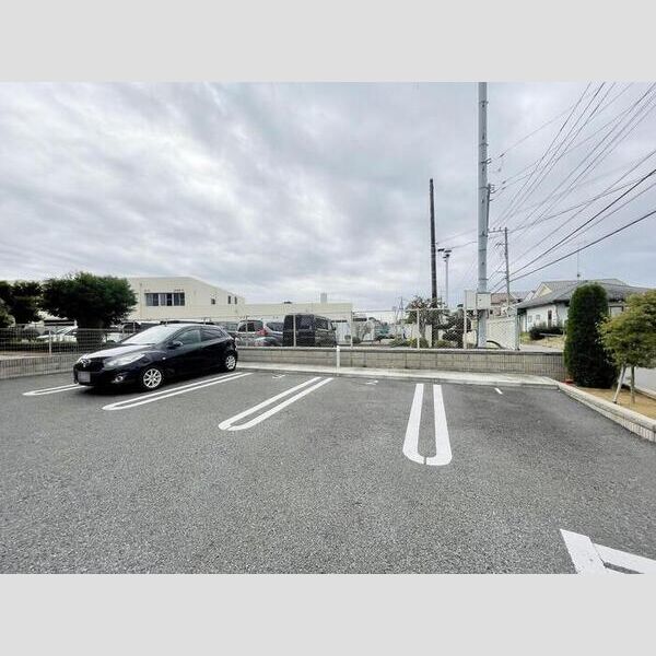 ブラウンヒルズ203号室 駐車場