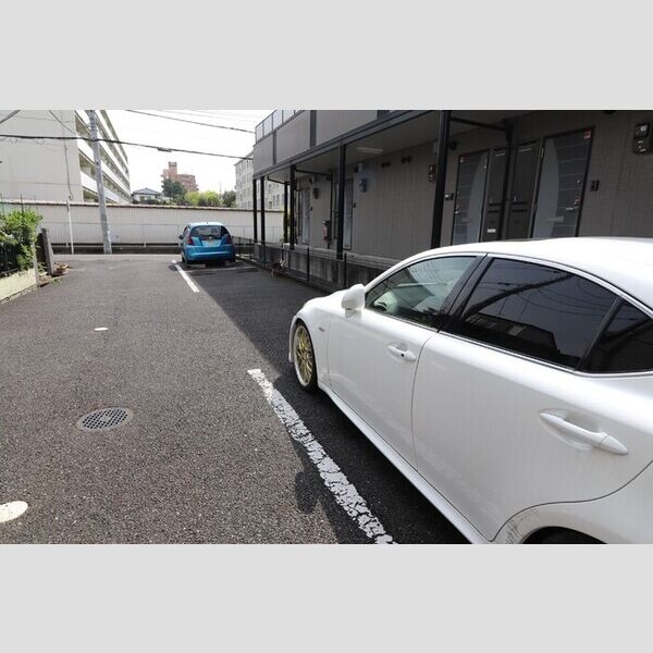 コスミオン 駐車場