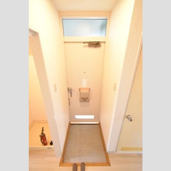 レザンシャトー102号室 玄関です