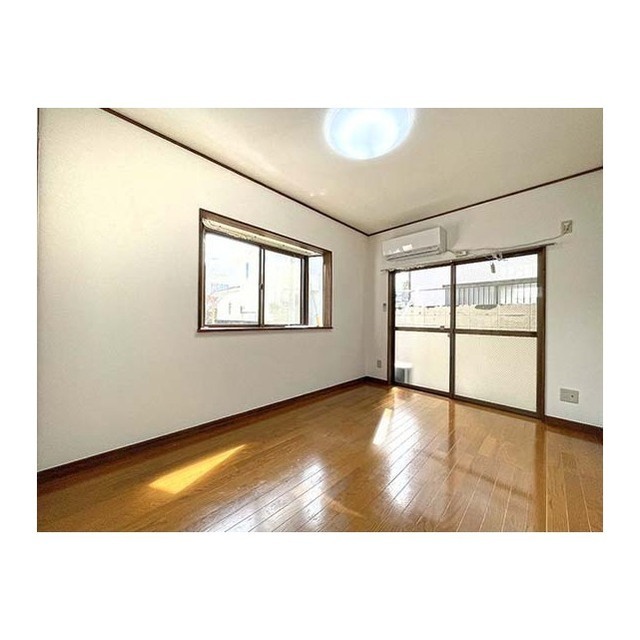 リラハイツ101号室 二面採光の明るいお部屋です