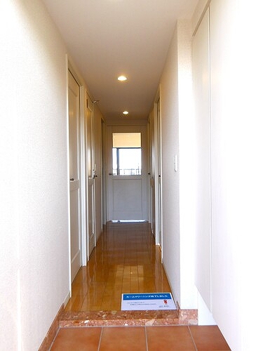 エクシオ中浦和レジデンス6階 共有部からの室内　※2025年10月撮影