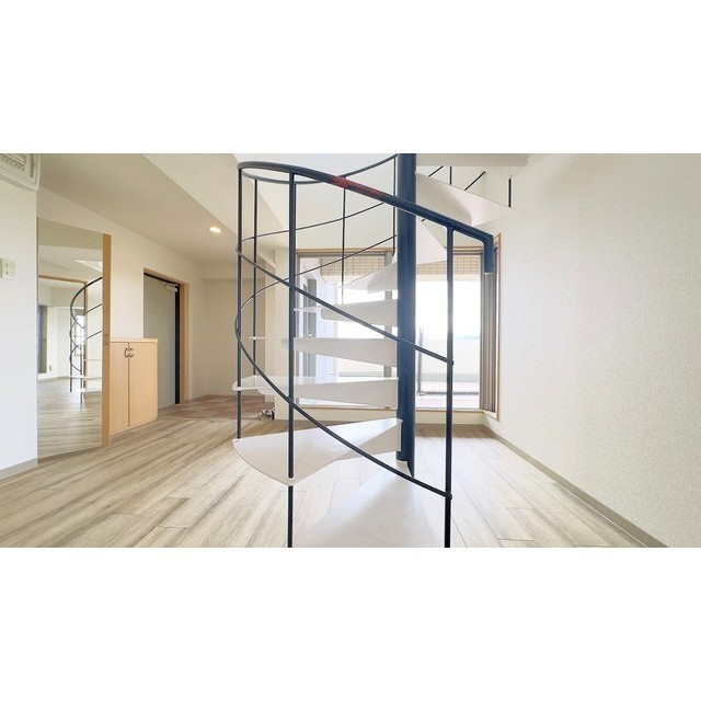 プレシャス　イースト 螺旋階段