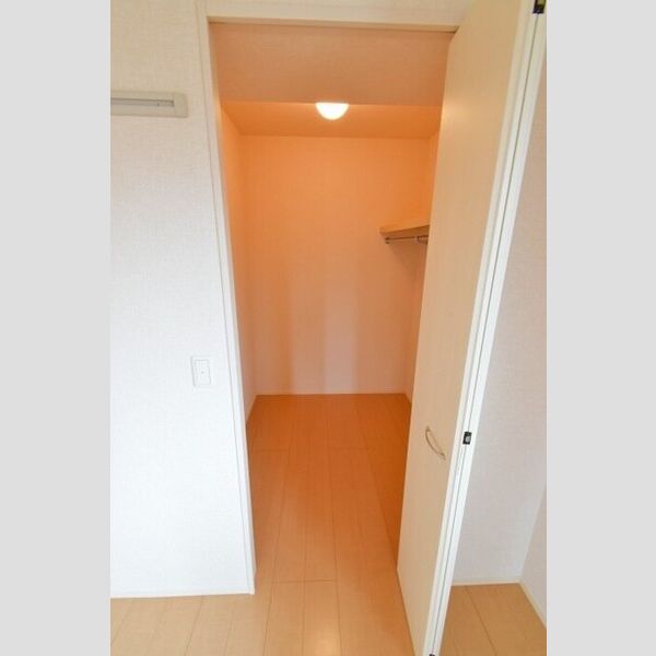 ヴィラ・オルフェーヴル ウォークインクローゼット