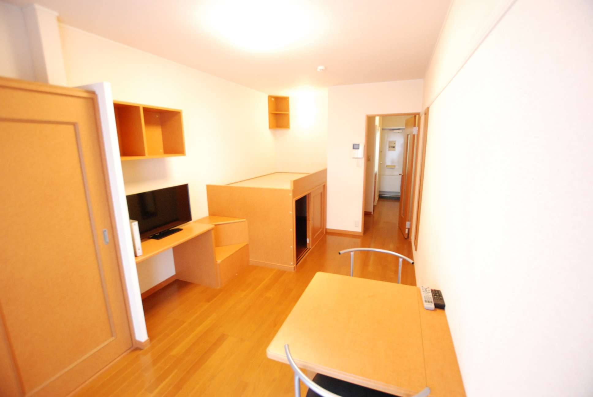 レオパレスコンステラション 1階の写真です。２階カーペット。