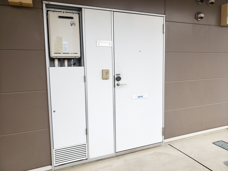 レオパレスパインマノワール 玄関