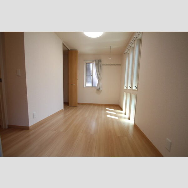 cozy　field201号室 洋室は2面採光で陽当たり良好!